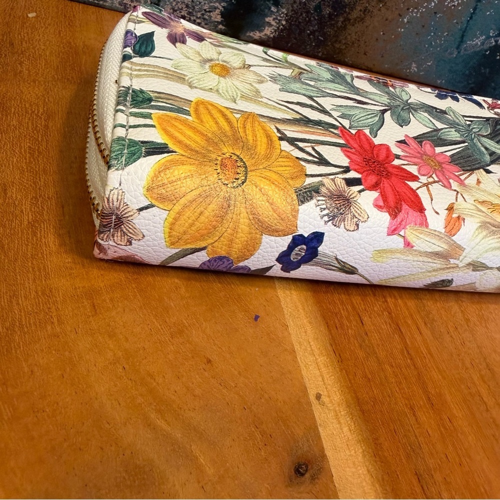 Cottagecore Botanical Garden Double
Zip-Around Wallet – White Faux Leather EUC - Picture 7 of 12